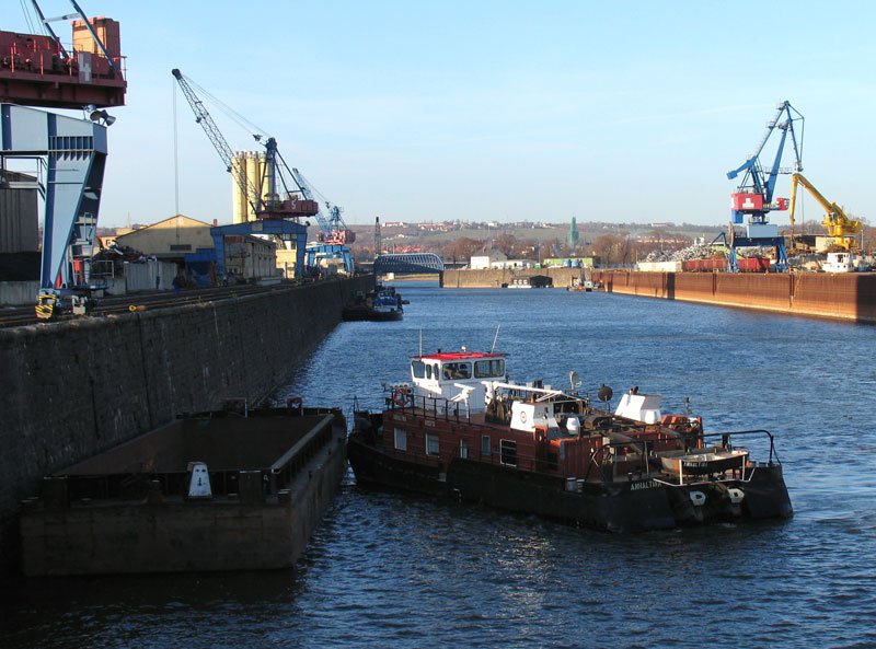 Stromschubschiff ANHALTINA - 4805710 (ex SCH 2626, Yachtwerft Berlin), 2 mal 300 PS, im Dresdner Alberthafen; Dresden, 08.01.2008
