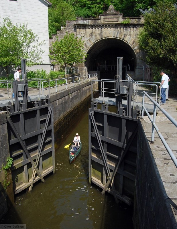 Sdportal des Weilburger Schiffstunnels mit der handbetriebenen Doppelschleuse. Der einzige Schiffstunnel Deutschlands ist heute ziemlich bedeutungslos und fr diesen Schiffsverkehr ein ziemlicher Overkill... (25. April 2009)