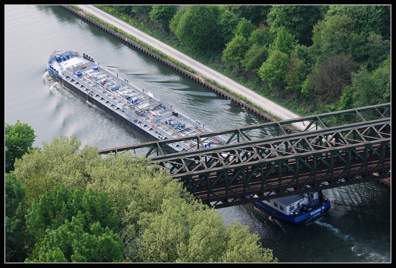 Tanker  Eiltank 38  auf dem Rhein-Herne-Kanal unterhalb des Gasometers in Oberhausen.