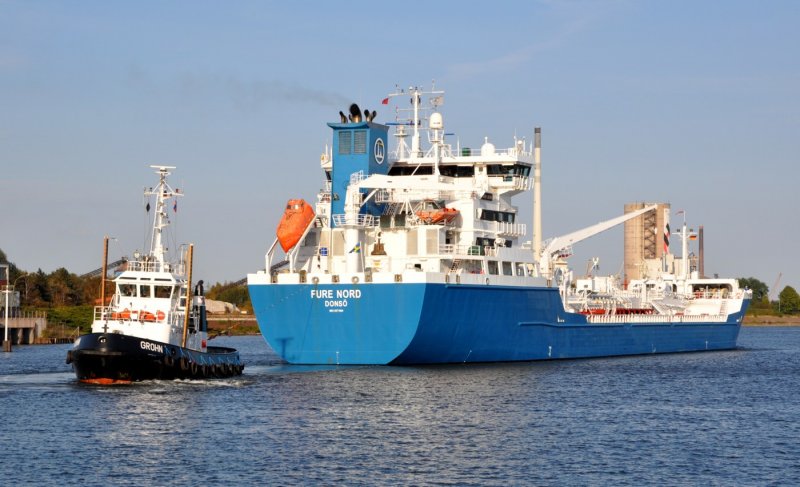 Tanker  Fure Nord  am 23.08.09 auf der Weser vor Bremen. Lg. 144m - Br. 22m