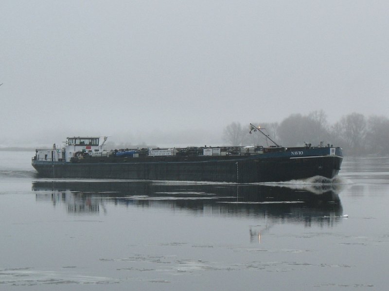 Tanker  NAVIO  (L 85m, B 9m) auf der Elbe zwischen Geesthacht und Krmmel, 04.01.2009
