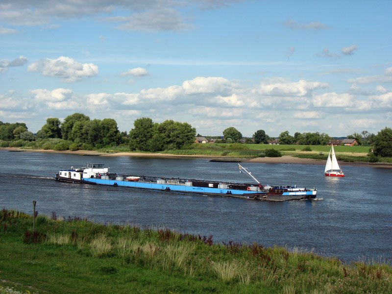 Tankschiff  JAKOB GERHARDT  aus Hamburg und ein Segelboot auf der Elbe bei Neuengamme; 09.08.2008
