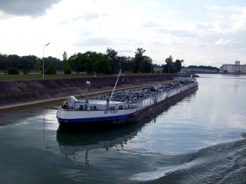 Tankschiff RP WIEN ist bei Breisach Stromaufwrts unterwegs; 080901