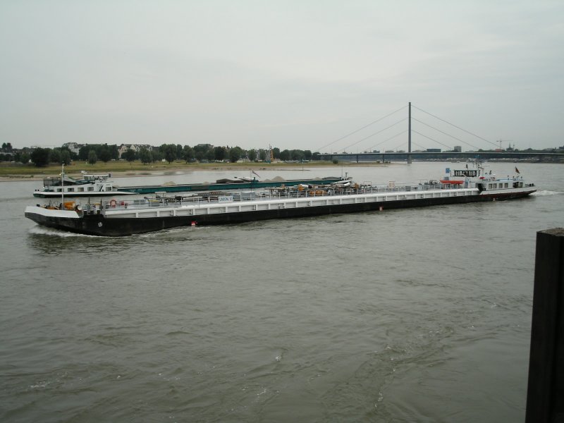 Tankschiff Union 11 vor der Dsseldorfer Rheinpromenade am 26.06.2004.