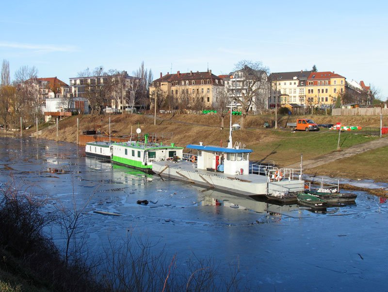 Tankstelle des Wasser- und Schifffahrtsamt Dresden im Winterhafen der Elbe in Dresden-Neustadt, 08.01.2008 
