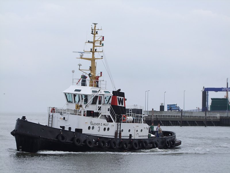 Taucher O.wulf 3(IMO-5419244;L=29;B=8m) erreicht am trben Nachmittag wieder seinen Heimathafen,Cuxhaven ;090825