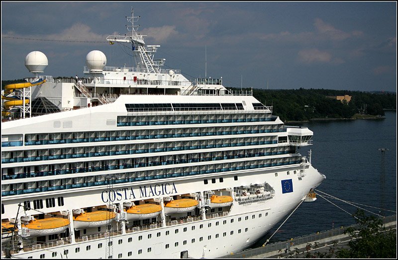 Teilansicht der MS Costa Magica in Stockholm. Es ist das achtgrte Kreuzfahrtschiff der Welt. Lnge 272 Meter, Rauminhalt 105 000 BRZ fr 3470 Passagier bei ber 1000 Mann Besatzung. 24.8.2005 (Matthias)