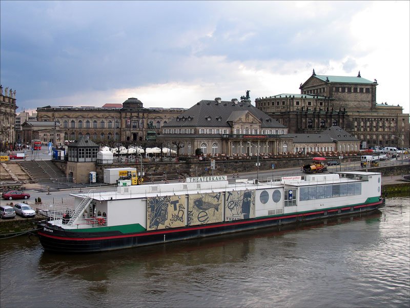 Theaterkahn  Marion  auf der Elbe vor dem Restaurant  Italienisches Drfchen , im Hintergund Zwinger und Semperoper; Dresden, 14.04.2008
