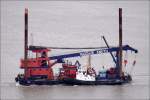 TK 10 - WAL von Taucher Knoth ist ein Stelzenponton mit Kran. Der Ponton hat die Mae 40 x 20 m. Seitlich wird er vom Schlepper TAUCHER O. WULF 8 untersttzt. Gesehen am 12.07.2011 auf der Weser Hhe Bremerhaven.
