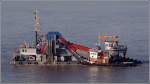Der Eimerkettenbagger BAGGER BREMERHAVEN wird am 30.09.2011 vom Schlepper STR I von den berseehfen in den Fischereihafen in Bremerhaven verholt.