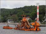 Schlepper JOHANNES DALMANN zieht den Eimerkettenbagger ODIN am 23.05.2013 Hhe des Unterfeuers Blankenese die Elbe abwrts. An der Backbordseite der ODIN hat der Schlepper HEINRICH HBBE festgemacht. Bagger und Schlepper gehren der HPA Hamburg Port Authority.