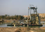 Ein Schwimmkran, abseits der großen Wasserstraßen, in einer der zahlreichen Sand -und  Kiesgruben in der Nähe von Mühlberg. 08.11.2020, 13:09 Uhr. Sandgrube Altenau.