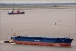 Die Barge VT WARSAW (IMO 9043366) wird vom Schubschlepper VT ELECTRON (IMO 8207379) Weser abwrts geschoben. Die VT WARSAW wurde 1992 gebaut, hat eine GT von 7543 und fhrt unter dnischer Flagge mit Heimathafen Svendborg. Frherer Name: SKARO II