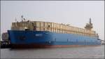 Die Barge MOTTI (IMO 9072434) liegt am 11.04.2009 im Fischereihafen von Bremerhaven um mit Fundamenten fr Offshore-Windanlagen beladen zu werden. Sie wird berragt vom Steuerhaus des Schubschleppers MEGA (IMO 7347641). 
