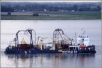 In den Abendstunden des 25.07.2011 wird die Barge NOSTAG 10 zu Kabellegearbeiten Weser abwrts in Richtung Nordsee geschleppt. Die Verkabelung von Offshore-Windenergieanlagen beschert ihr etliche Auftrge.