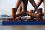 Detailaufnahme des Schwerlastpontons OFFSHORE BHV 1. Hier werden die Dimensionen der Ladung deutlicher. 20.02.2012