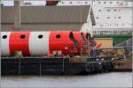 Auf dem SEEPONTON 1 lagern bei der Lloyd-Werft in Bremerhaven vier der etwa 80 m langen Hubbeine fr die Windpark-Errichterschiffe FRIEDRICH ERNESTINE (IMO 9578256) und VICTORIA MATHIAS (IMO 9578244). Sie haben einen Durchmesser von etwa 4 Metern wie man an den danebenstehenden Arbeitern abschtzen kann. 13.05.2012

