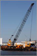 Der Arbeitsponton FERDINAND der Fa. Colcrete - von Essen ist mit einem Hitachi Sumitomo Seilbagger ausgerstet und wartet am 15.08.2012 im Fischereihafen II von Bremerhaven auf seinen Einsatz.