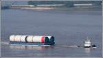 Der Schlepper HANS schleppt Ponton P2 mit - vermutlich - Teilen fr Windenergieanlagen am 05.08.2007 Weser abwrts. HANS wurde 1998 gebaut, ist 19,5 m lang, 6 m breit und hat eine GT/BRZ von 120. Die beiden Motoren leisten 1074 kw. HANS gehrt der Fa. Hans Schramm in Brunsbttel. 

