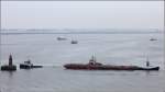 Die DUTCH POWER (IMO 9547879) schleppt die VIKINGBARGE 3 in die Geestemndung. Am Heck ist der Schlepper WILHELSHAVEN (IMO 9183403) und an der Steuerbordseite der Schlepper WAL (IMO 9036258) im Einsatz. 17.01.2013