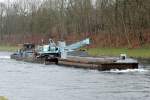 SB Trave (05601750 , 9,42 x 4m) schob am 05.01.2015 im Sacrow-Paretzer Kanal bei Potsdam-Nedlitz zwei Arbeitsbargen (05602000 , 17,95 x 6,12m und 05610260 , 20,2 x 4,2m) incl. Kettenbagger zu Tal.