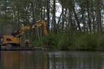 Ein Buhnesetzer im Einsatz auf der Steinhavel , Nähe Klein Quassow.