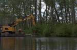 Ein Buhnesetzer im Einsatz auf der Steinhavel , Nähe Klein Quassow.