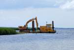 Colcrete-von Essen Arbeitsponton mit Bagger von Case Poclain im Hafen von Mönkebude.