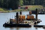 Arbeits-Ponton mit Liebherr Kettenbagger 974 und anderen Arbeitsgeräten an der Wasserbaustelle im Elbe-Havel-Kanal im Landkreis Burg b.Magdeburg am 24.09.2015. Fotografiert von der Strassen-Brücke der K1208.