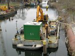 Arbeits-Ponton JBP60 (04021730 , 18,66 x 8,62m) mit Kettenbagger Hyundai 210LC-9 am 31.03.2016 im Berliner Charlottenburger Verbindungskanal. Dort werden die Uferbefestigungen saniert / erneuert.
