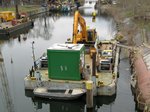 Arbeits-Ponton JBP60 (04021730 , 18,66 x 8,62m) mit Kettenbagger Hyundai 210LC-9 am 31.03.2016 im Berliner Charlottenburger Verbindungskanal.