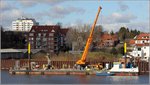 Der Stelzenponton HERGEN wird am 23.03.2016 auf der Weser in Bremen-Nord eingesetzt. Länge: 50 m, Breite: 11,36 m, Heimathafen: Brake.