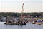Dieser Stelzenponton mit Kran stand am 25.07.2018 im Hafen von Oskarshamn. Leider konnte ich den Namen bzw. die Kennzeichnung nicht entziffern.