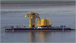 Die 2012 gebaute GREENBARGE 3 mit Heimathafen Trondheim (Norwegen) passiert Bremerhaven. Auf dem Foto ist sie mit Kabellegevorrichtungen ausgerüstet. In Nordenham wird sie mit Seekabeln beladen. Die Barge ist 91,44 m lang, 27,432 m breit und hat eine Tiefe von 6,096 m. Die Deckfläche beträgt 2.508 m² und die Tragfähigkeit 9.025 t. 25.02.2019