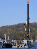 Der Arbeitsponton  Hiev Up  (ENI: 04806190) Anfang April 2019 in Travemünde.