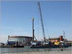 Der Ponton GP IV der Fa. Tagu ist in Wilhelmshaven als Geräteträger beim Setzen einer Spundwand im Einsatz. GP IV wurde 1994 gebaut, ist 40 m lang, 14 m breit und hat eine Seitenhöhe von 2,5 m. Die max. Tragfähigkeit beträgt 935 t. Der Ponton ist mit zwei Ankerpfählen und einem Stromaggregat sowie Verholwinden ausgerüstet. Für die Rammarbeiten werden eine Rammanlage vom Typ Liebherr 843 HD LRB 205 und ein Raupenkran vom Typ Liebherr HS 855 HD verwendet. 18.04.2019