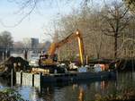 Der Ponton  JBP 2020  (04021770 , 18 x 9,35m) lag am 18.12.2020 im Westhafenkanal bzw. der Spree an der Schleuseninsel Charlottenburg. Auf dem Ponton ein Hyundai HX 300L Kettenbagger. 