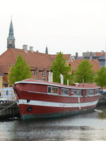 Ein Hausboot im Frederiksholm Kanal von Kopenhagen (Mai 2012)