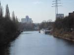 TSL Suanca wird am 23.03.2011 am Goslarer Ufer in Bln.-Charlottenburg beladen. Hinter dem TSL liegt das Schb Gino u.a.d. Steuerbordseite ein Polizeiboot. Wasserstrasse: Charlottenburger Verbindungskanal. 