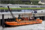 Die Schute S-430-10 liegt am 23.05.2013 vor dem Hamburg Cruise Center Altona.