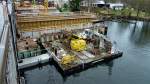 Das Kleinfahrzeug  RHEIN  (L=12,0m; B=10,8m) der Fa.Otto Mette Wasserbau, Berlin. Die schwimmende Arbeitsplattform ist hier auf einer Brückenbaustelle (Freybrücke) in Berlin Spandau auf der Havel eingesetzt. Sie trägt ein Großbohrgerät der Fa.Stump (Spezialtiefbau). Foto:22.03.2014