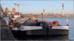 Der Güterschubleichter (GSL) ZF-902 (ENI 08356057) beim Anlegen im oberen Vorhafen der Schachtschleuse Minden. Länge: 63,60 m, Breite: 9,00 m, Tonnage: 1.039 t, Heimathafen: Szczecin (Polen). 08.03.2015