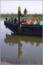 DP 3033 des WSA Magdeburg liegt mit Fahrwassertonnen im Hafen von Tangermnde. Im Hintergrund ist das Pegelhuschen zu sehen. Aufnahmedatum: 10.02.2008