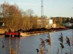 Im Hafen Königs-Wusterhausen mit Braunkohle für das Kraftwerk Klingenberg in Berlin beladene Leichter liegen still in der Dahme und warten auf die Fahrt zu Tal.