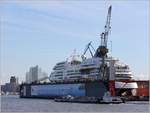 Das fast 200 m lange Kreuzfahrtschiff EUROPA (IMO 9183855) liegt bei Blohm & Voss im Dock 10. Davor schiebt das Schubboot DETTMER SCHUB 124 (ENI 05603870) den Tankschubleichter DETTMER TANK 106 (ENI 05112100) die Elbe aufwärts. Hamburg, 07.10.2019