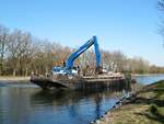 Die Klappschute 197 (04027850 , 36 x 7,20m) wurde am 23.03.2020 von einem Liebherr Bagger 964 der Fa. Hülskens im Sacrow-Paretzer-Kanal Höhe km 27 mit Aushubmaterial beladen.