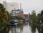 Blick auf den BERLIN-SPANDAUER-SCHIFFFAHRTSKANAL Höhe Kraftwerk Berlin-Moabit am 21.10.2020. GMS CLAUDIA (04021430 , 79,82 x 7,90m) wurde gelöscht. Schubboot ARGO (05608850 , 23,65 x 8,20m) wartete mit seinem Leichter A3 (04031850 , 65 x 9,50m) auf das Löschen. 