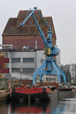 Zwei Pontons (7002A, 3160A) waren Anfang November 2020 im Hafen von Anklam zu sehen.