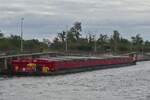Leichter FD 82598, ENI 02323238, L 88,24 m, B 11,47 m, 2581 t, wurde im kleinen Kanal Lanaye an der Mauer geparkt.