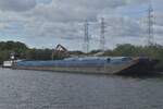 Leichter ANTVERPIA 99, ENI 06105677, L 90 m, B 11,45 m, 3839t, liegt am Ufer des Albertkanal, im Hafengebiet von Euroports Lo�n, und wird entladen. 09.2026 